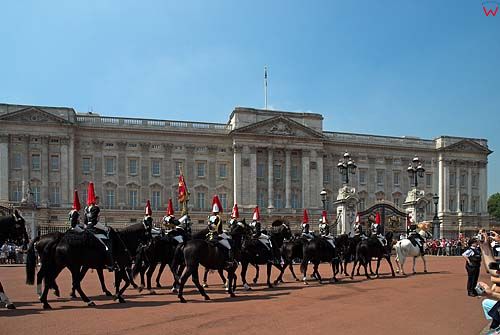 Londyn. Zmiana warty przed Pałacem Buckingham.